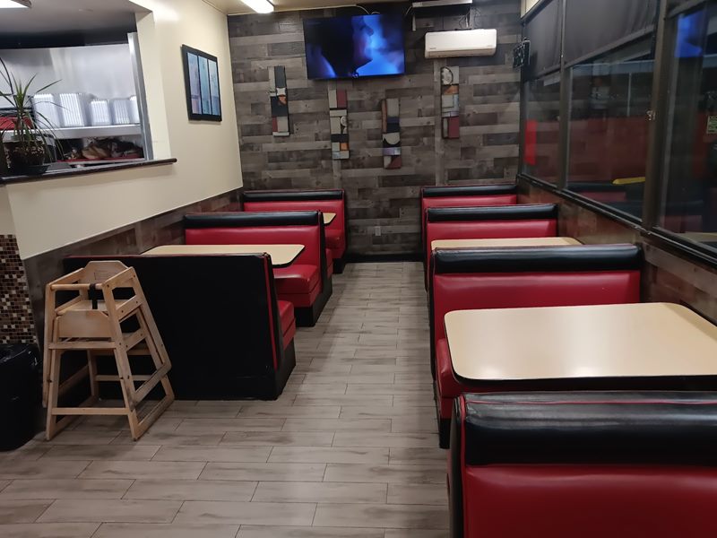 Tam's Burgers interior